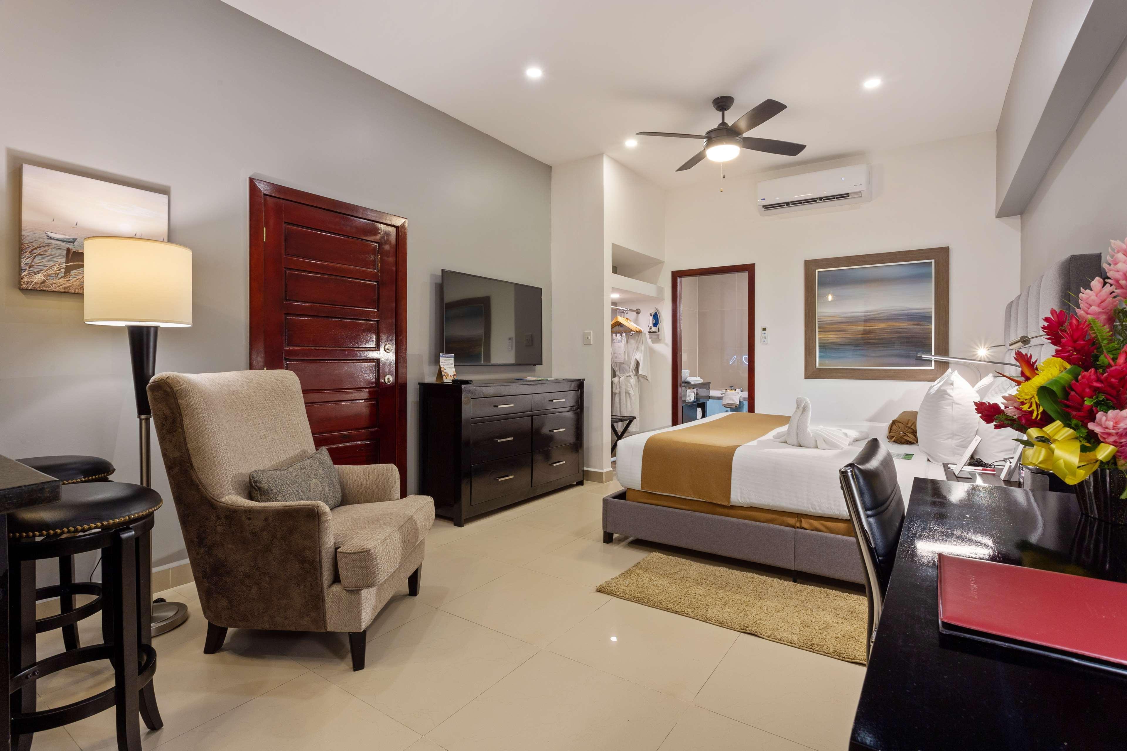 Best Western Plus Belize Biltmore Plaza Belize City Exterior foto